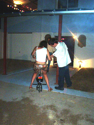 Marianne qui apprend a faire de la trotinette a moteur